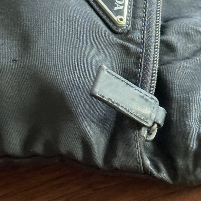 8新✨輕鬆出門超方便的 PRADA 經典尼龍 黑色斜背包 很輕 肩背到斜背都可以-56