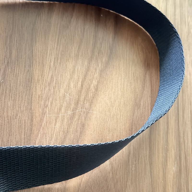 8新✨輕鬆出門超方便的 PRADA 經典尼龍 黑色斜背包 很輕 肩背到斜背都可以-59