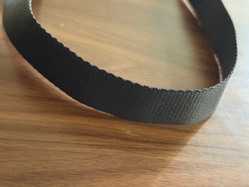 8新✨輕鬆出門超方便的 PRADA 經典尼龍 黑色斜背包 很輕 肩背到斜背都可以-60