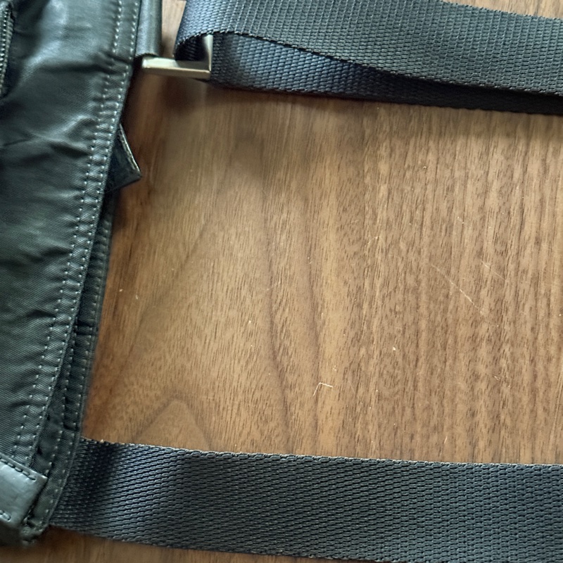 8新✨輕鬆出門超方便的 PRADA 經典尼龍 黑色斜背包 很輕 肩背到斜背都可以-70