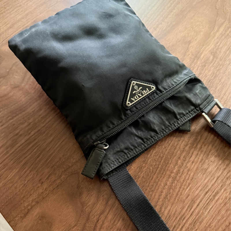 8新✨輕鬆出門超方便的 PRADA 經典尼龍 黑色斜背包 很輕 肩背到斜背都可以-71