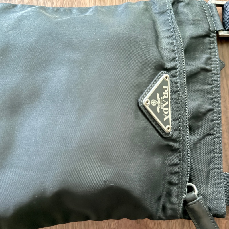8新✨輕鬆出門超方便的 PRADA 經典尼龍 黑色斜背包 很輕 肩背到斜背都可以-72