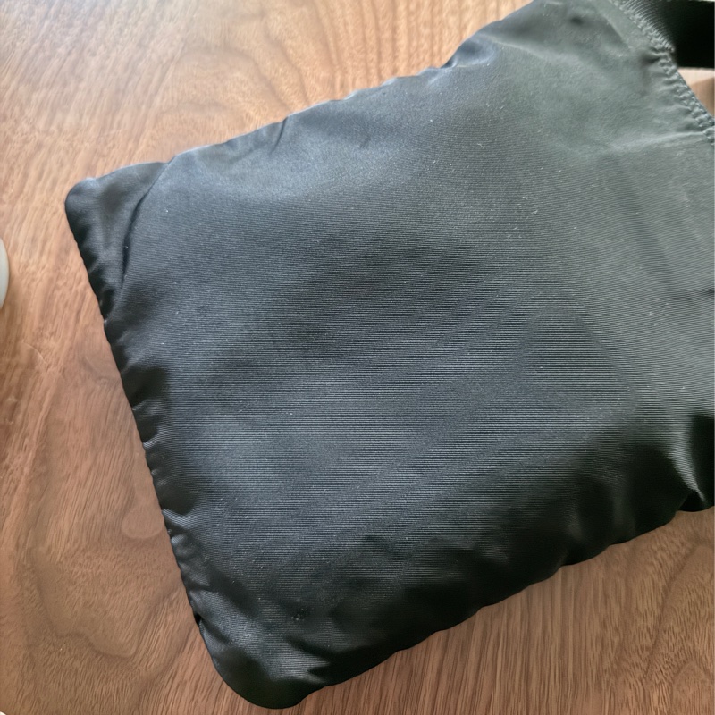 8新✨輕鬆出門超方便的 PRADA 經典尼龍 黑色斜背包 很輕 肩背到斜背都可以-73