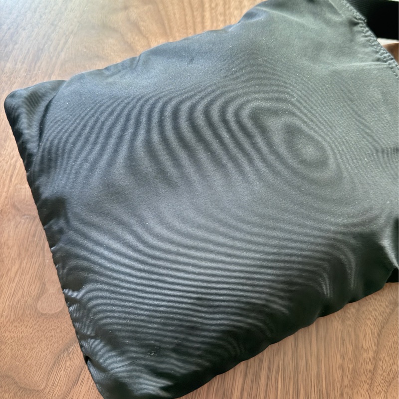 8新✨輕鬆出門超方便的 PRADA 經典尼龍 黑色斜背包 很輕 肩背到斜背都可以-74