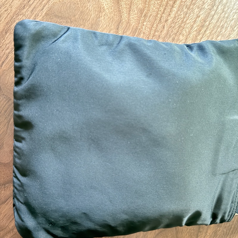 8新✨輕鬆出門超方便的 PRADA 經典尼龍 黑色斜背包 很輕 肩背到斜背都可以-75