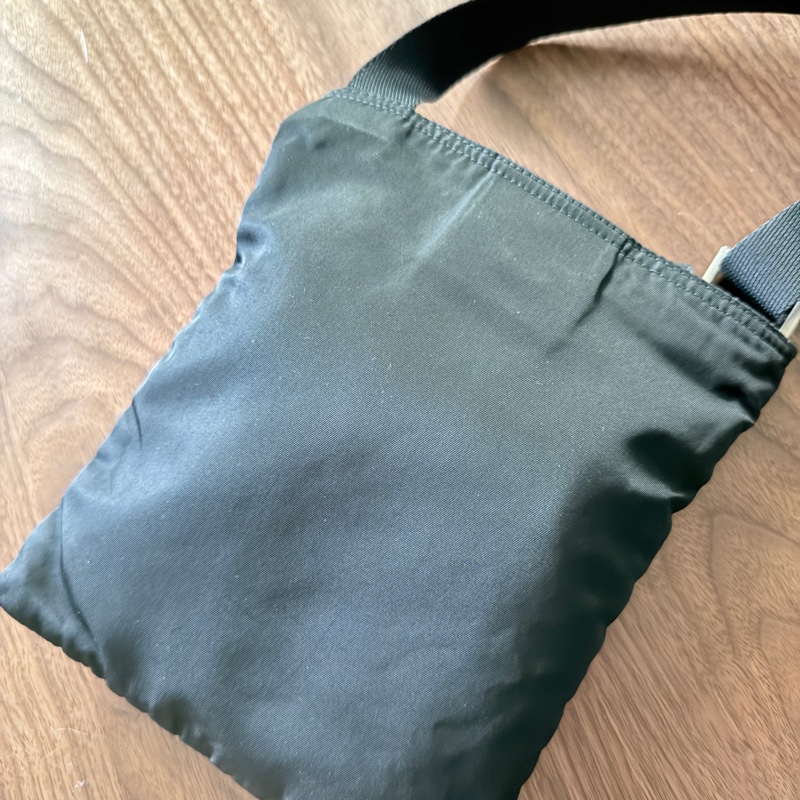 8新✨輕鬆出門超方便的 PRADA 經典尼龍 黑色斜背包 很輕 肩背到斜背都可以-76