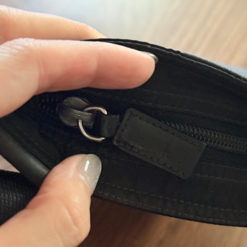 8新✨輕鬆出門超方便的 PRADA 經典尼龍 黑色斜背包 很輕 肩背到斜背都可以-77