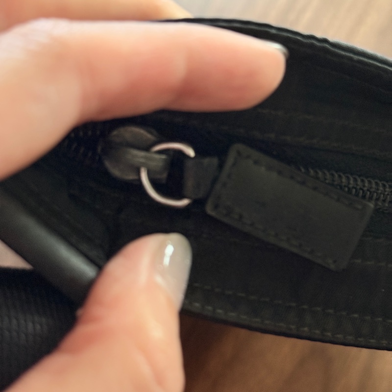 8新✨輕鬆出門超方便的 PRADA 經典尼龍 黑色斜背包 很輕 肩背到斜背都可以-78