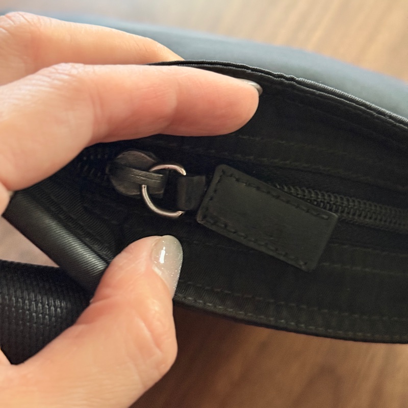 8新✨輕鬆出門超方便的 PRADA 經典尼龍 黑色斜背包 很輕 肩背到斜背都可以-79