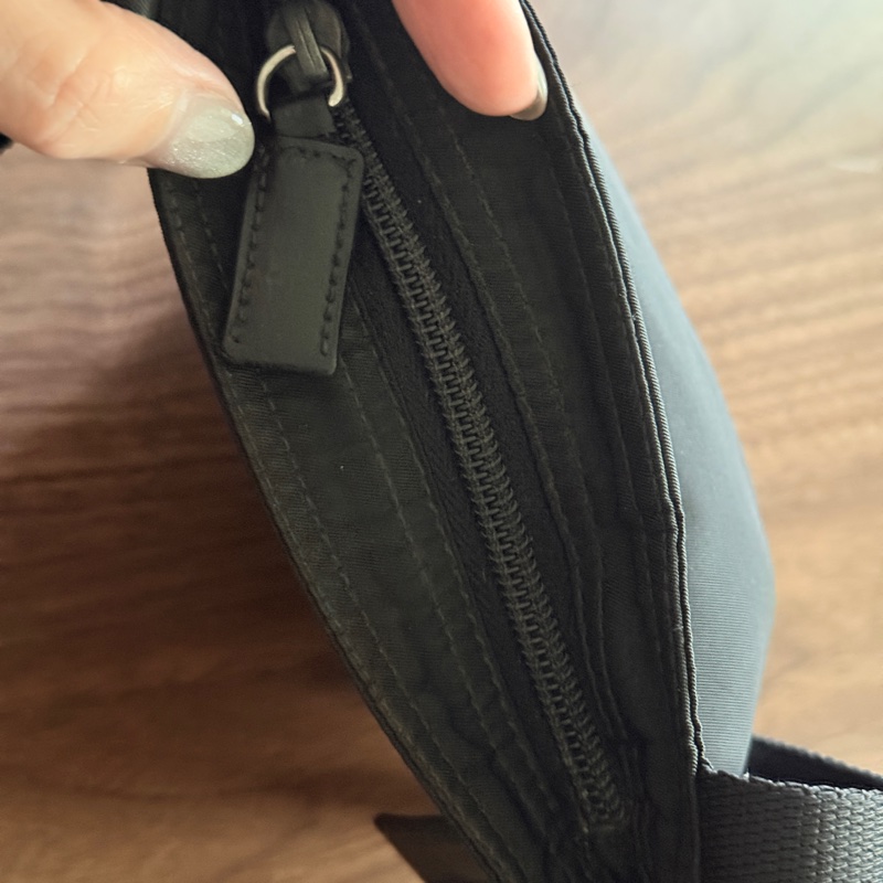 8新✨輕鬆出門超方便的 PRADA 經典尼龍 黑色斜背包 很輕 肩背到斜背都可以-80