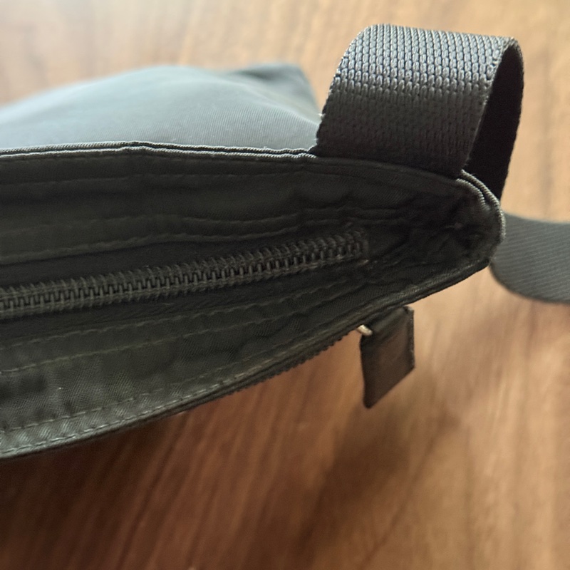 8新✨輕鬆出門超方便的 PRADA 經典尼龍 黑色斜背包 很輕 肩背到斜背都可以-81