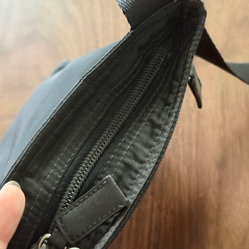 8新✨輕鬆出門超方便的 PRADA 經典尼龍 黑色斜背包 很輕 肩背到斜背都可以-82