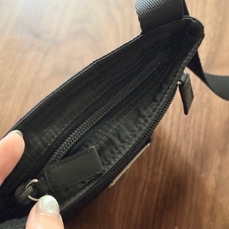 8新✨輕鬆出門超方便的 PRADA 經典尼龍 黑色斜背包 很輕 肩背到斜背都可以-83