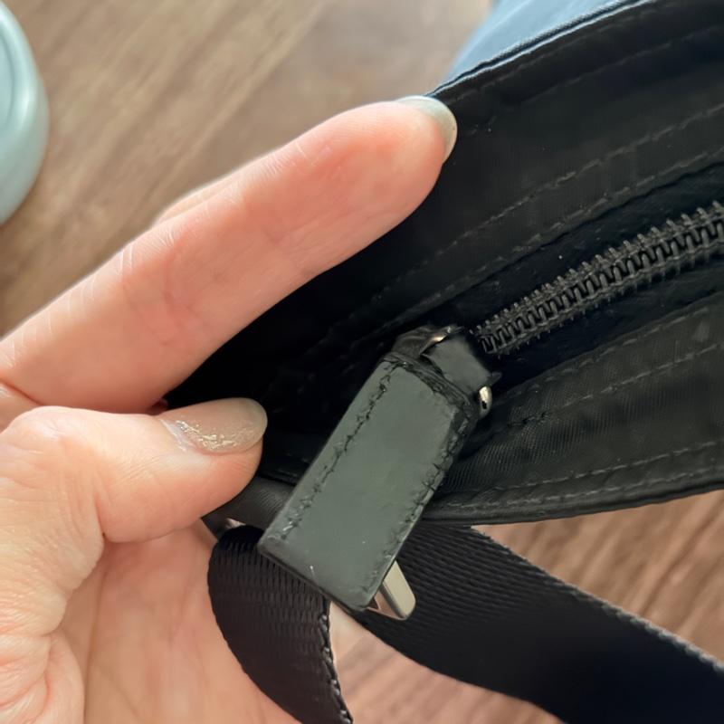 8新✨輕鬆出門超方便的 PRADA 經典尼龍 黑色斜背包 很輕 肩背到斜背都可以-84