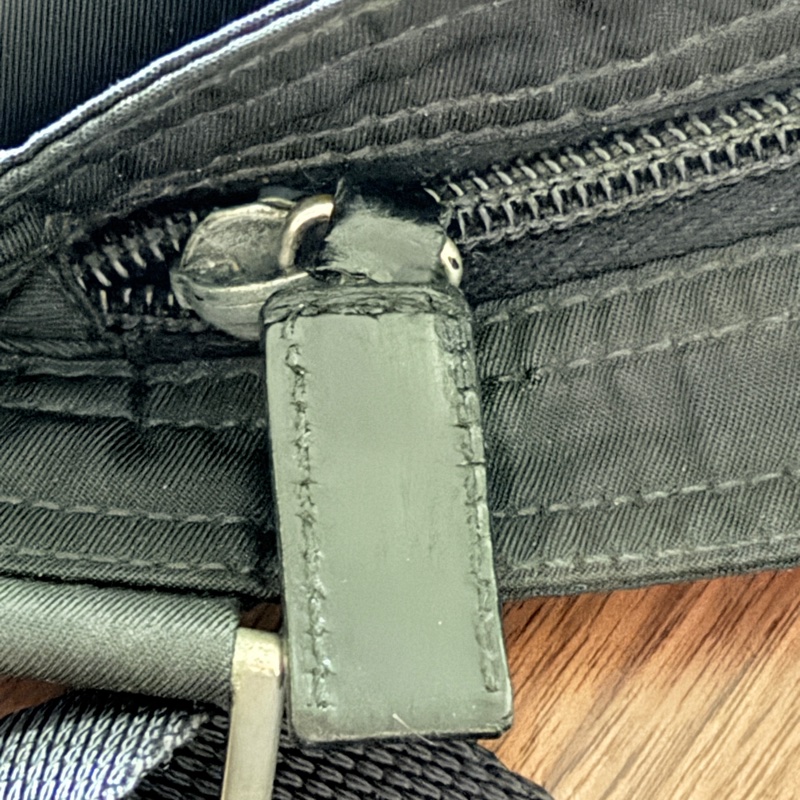 8新✨輕鬆出門超方便的 PRADA 經典尼龍 黑色斜背包 很輕 肩背到斜背都可以-85