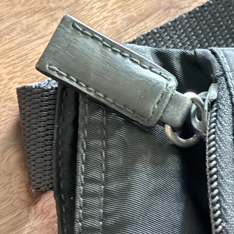 8新✨輕鬆出門超方便的 PRADA 經典尼龍 黑色斜背包 很輕 肩背到斜背都可以-86