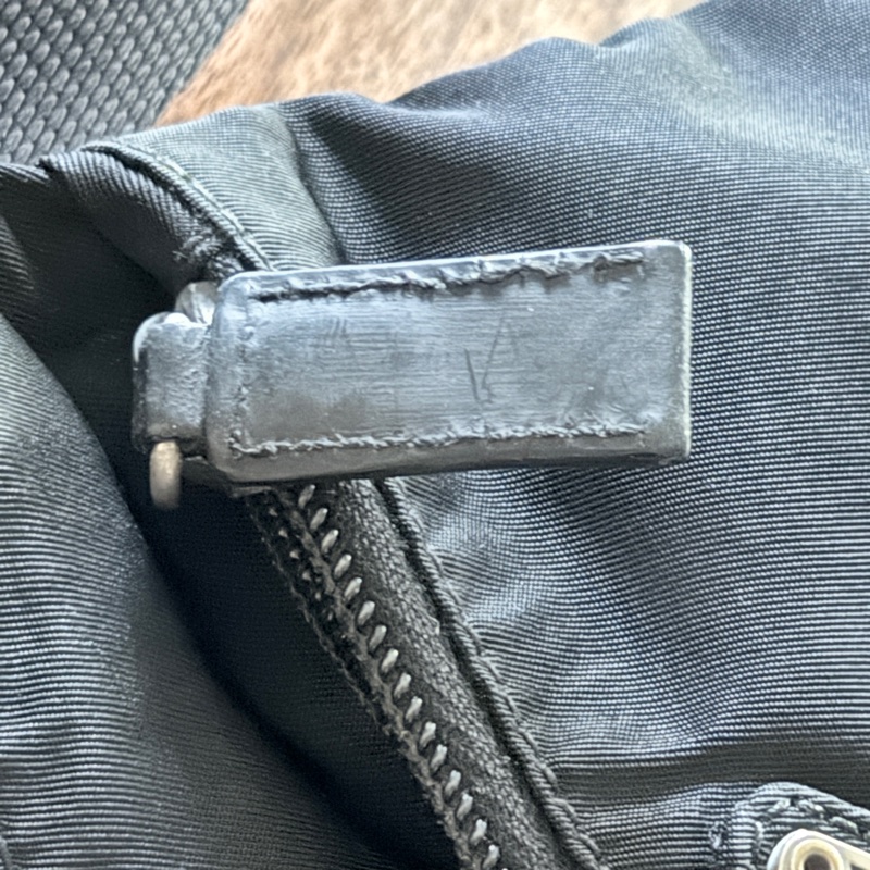 8新✨輕鬆出門超方便的 PRADA 經典尼龍 黑色斜背包 很輕 肩背到斜背都可以-87