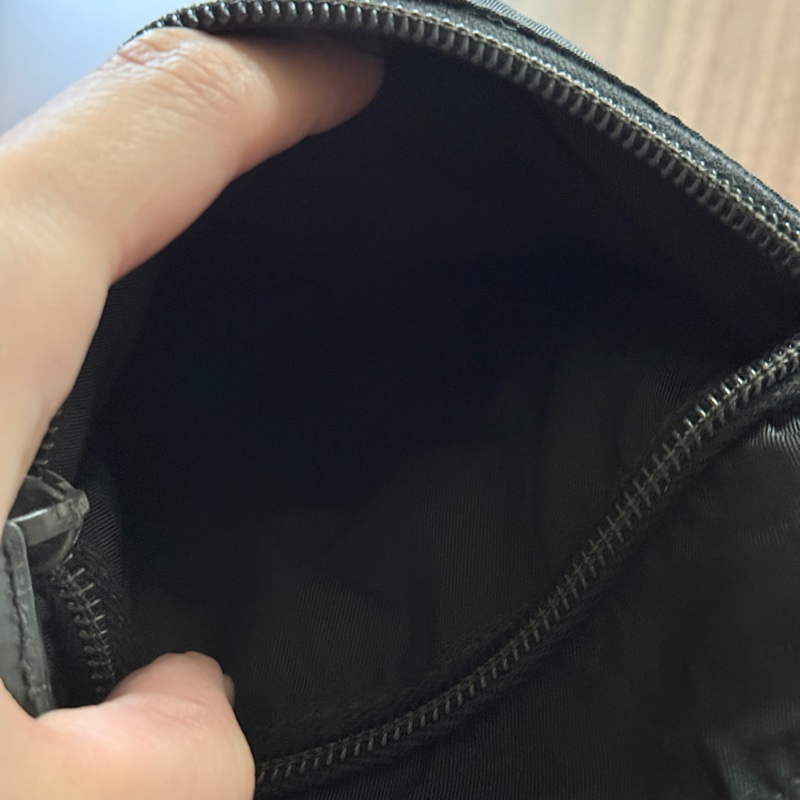 8新✨輕鬆出門超方便的 PRADA 經典尼龍 黑色斜背包 很輕 肩背到斜背都可以-88