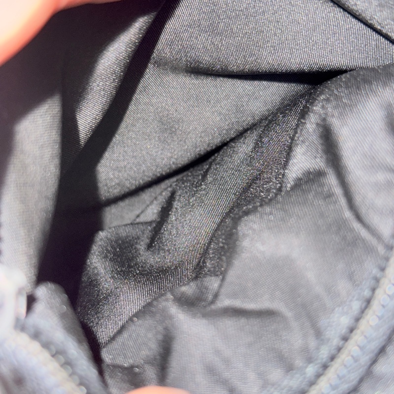 8新✨輕鬆出門超方便的 PRADA 經典尼龍 黑色斜背包 很輕 肩背到斜背都可以-89