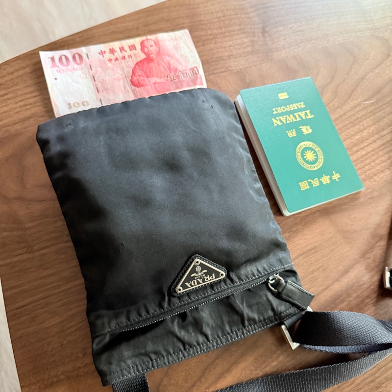 8新✨輕鬆出門超方便的 PRADA 經典尼龍 黑色斜背包 很輕 肩背到斜背都可以-8