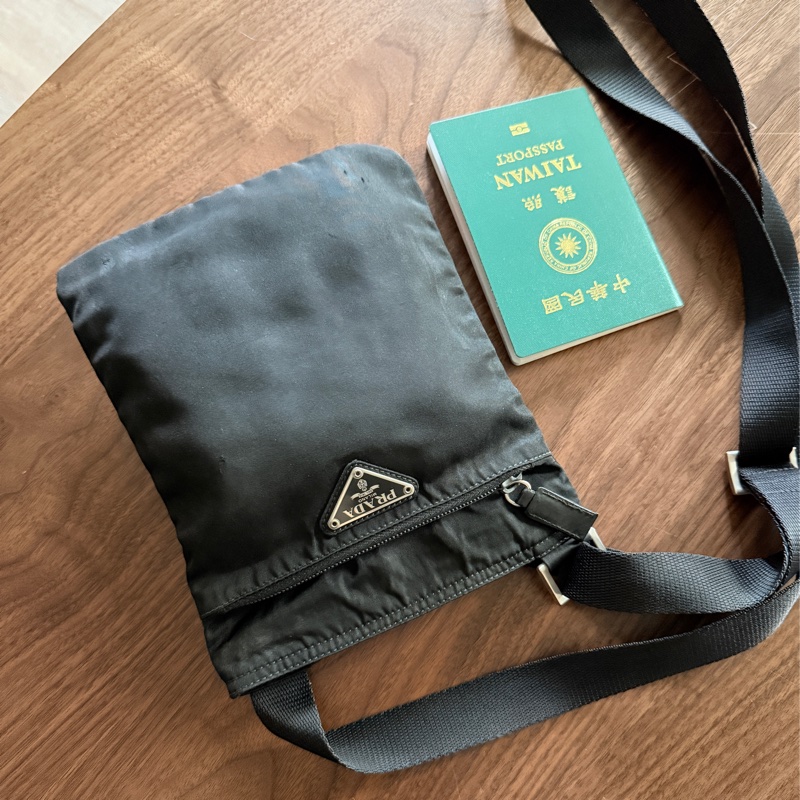 8新✨輕鬆出門超方便的 PRADA 經典尼龍 黑色斜背包 很輕 肩背到斜背都可以-9