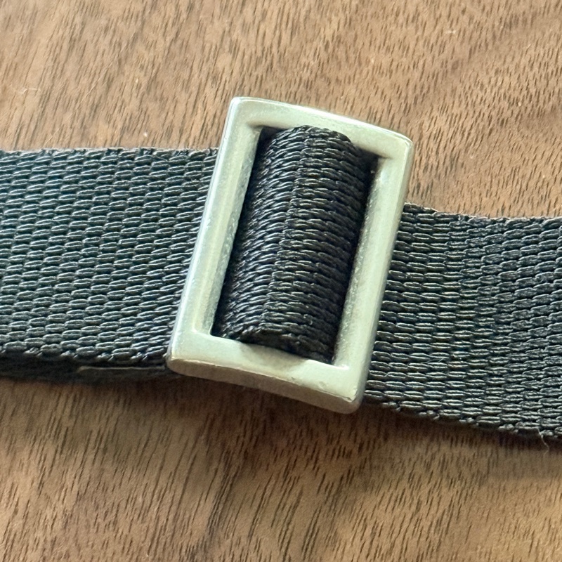 8新✨輕鬆出門超方便的 PRADA 經典尼龍 黑色斜背包 很輕 肩背到斜背都可以-11