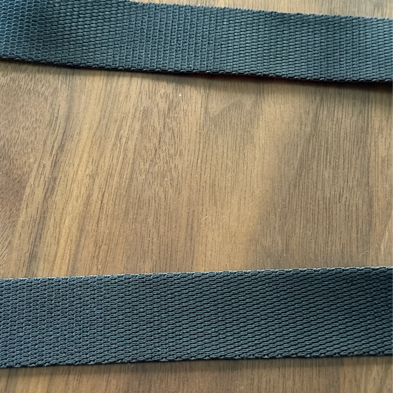 8新✨輕鬆出門超方便的 PRADA 經典尼龍 黑色斜背包 很輕 肩背到斜背都可以-13