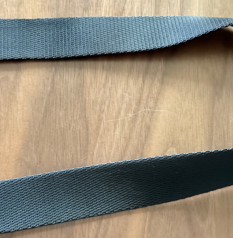 8新✨輕鬆出門超方便的 PRADA 經典尼龍 黑色斜背包 很輕 肩背到斜背都可以-14