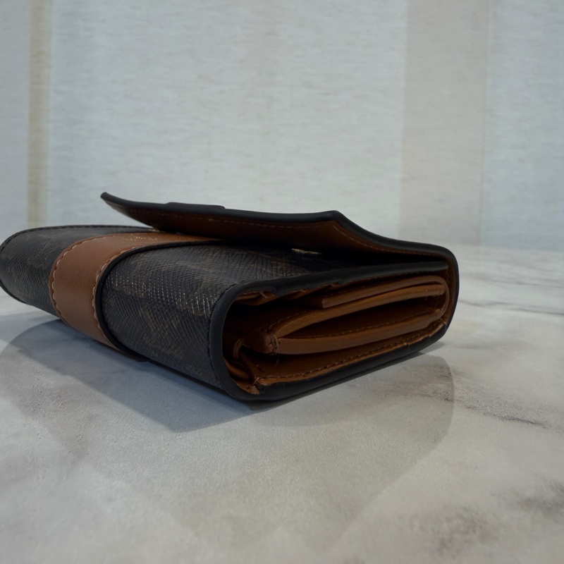 Celine PVC咖牛皮霧金釦三折短夾-7