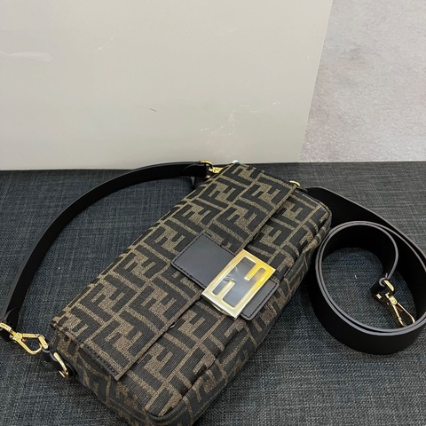 Fendi Baguette ( Brown )