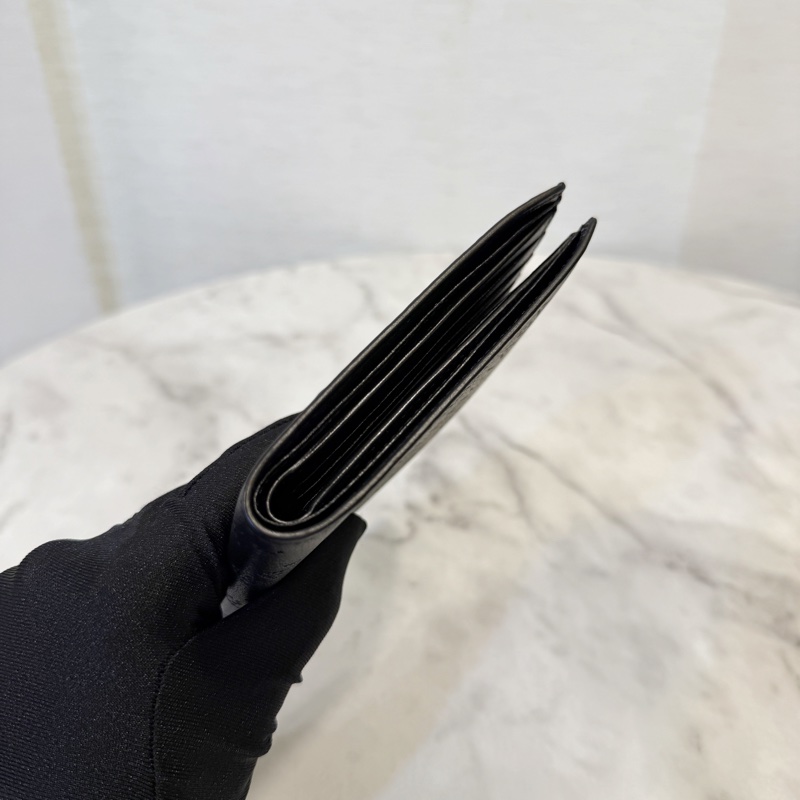 Balenciaga 黑牛皮雷射洞洞對開8卡短夾-2