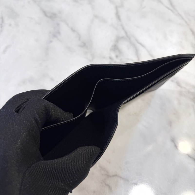 Balenciaga 黑牛皮雷射洞洞對開8卡短夾-7