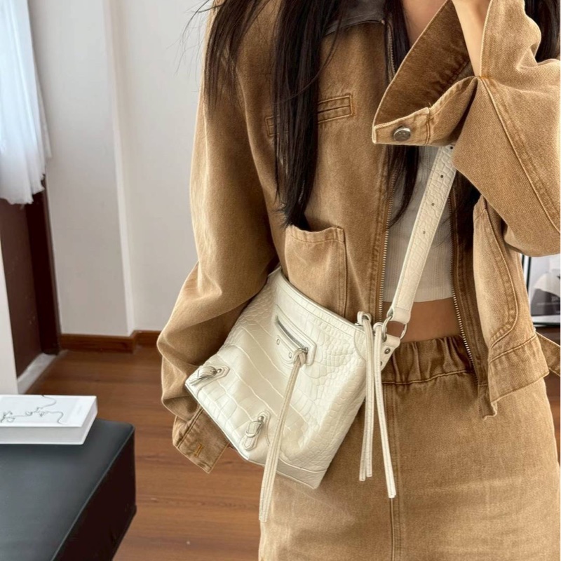 BALENCIAGA 巴黎世家 XS Neo Classic Hobo Bag 白色 經典鉚釘 機車包 斜背包-4