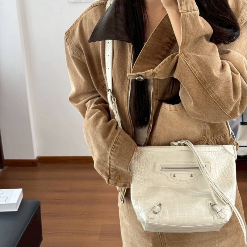 BALENCIAGA 巴黎世家 XS Neo Classic Hobo Bag 白色 經典鉚釘 機車包 斜背包-8