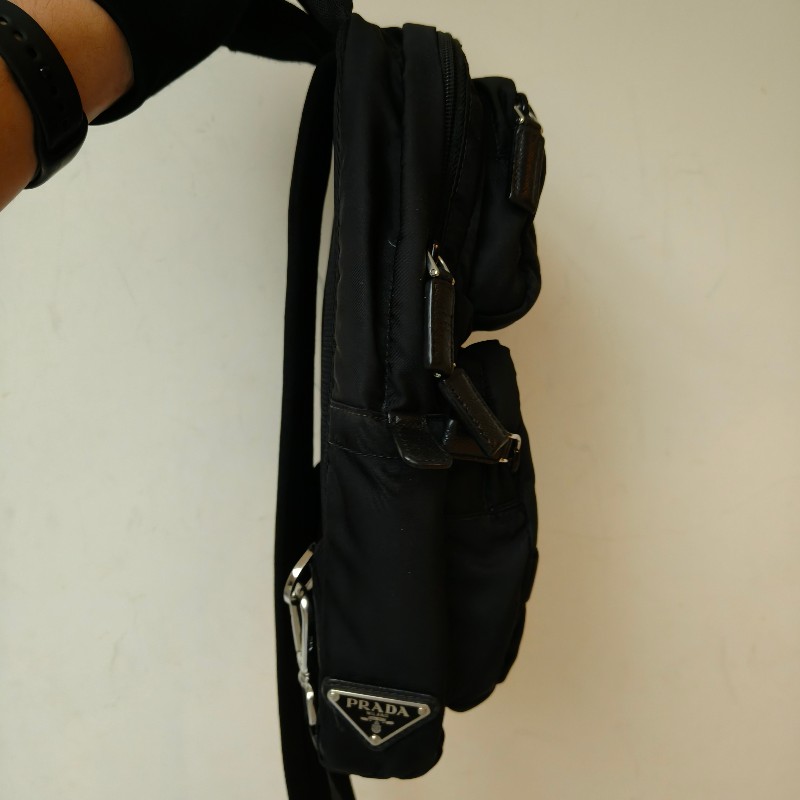 ‼️母親節狂降🫅‼️（原$39800）只到5/10⏰【8成新】㊣✨PRADA✨普拉達 黑色 帆布 口袋 胸前包 單車包 斜跨包/二手包/二手精品🌳二手樹屋🌳-4