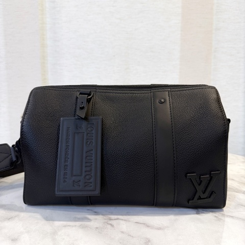 LV 黑牛皮黑釦Keepall 25斜背包