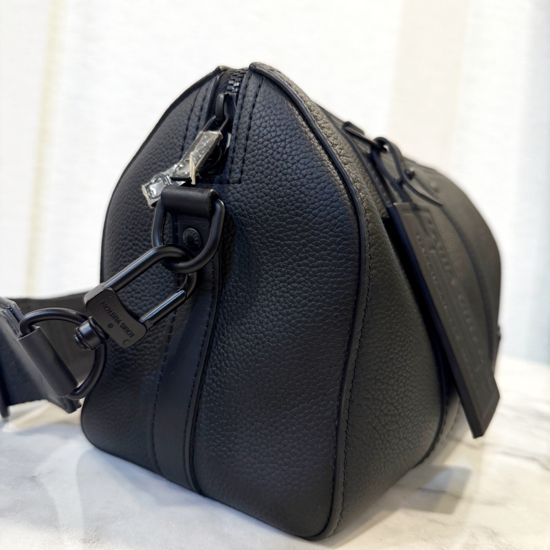 LV 黑牛皮黑釦Keepall 25斜背包-2