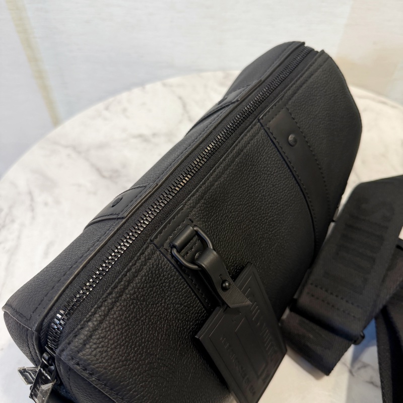 LV 黑牛皮黑釦Keepall 25斜背包-5