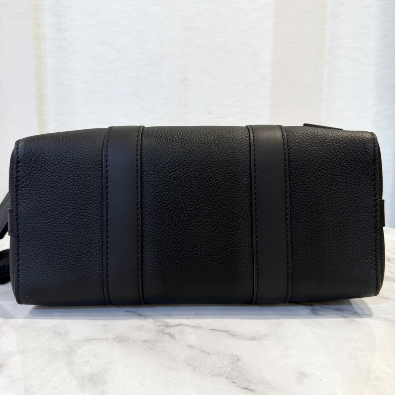 LV 黑牛皮黑釦Keepall 25斜背包-6