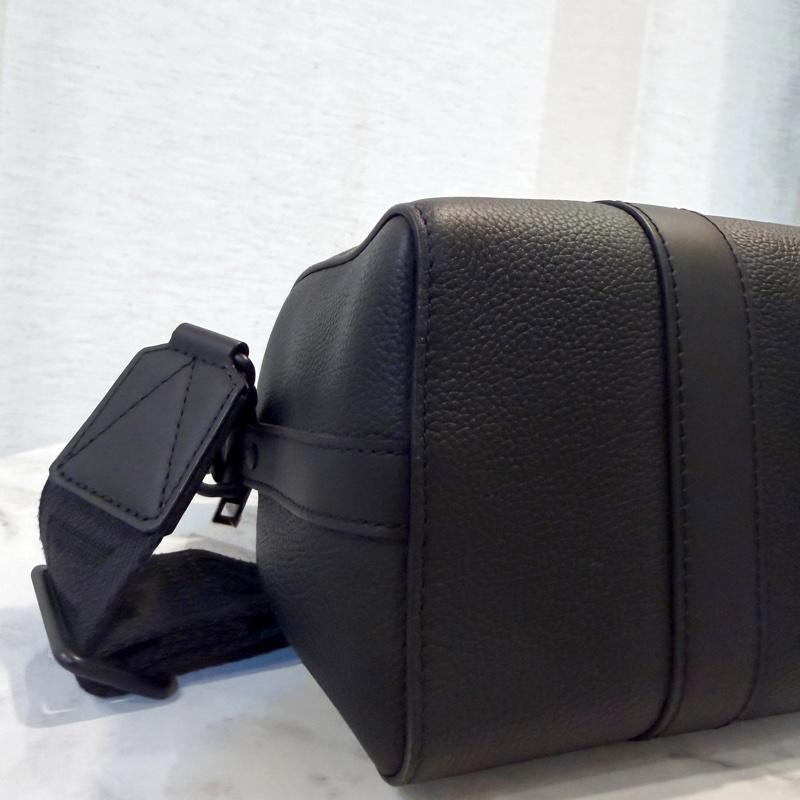 LV 黑牛皮黑釦Keepall 25斜背包-7