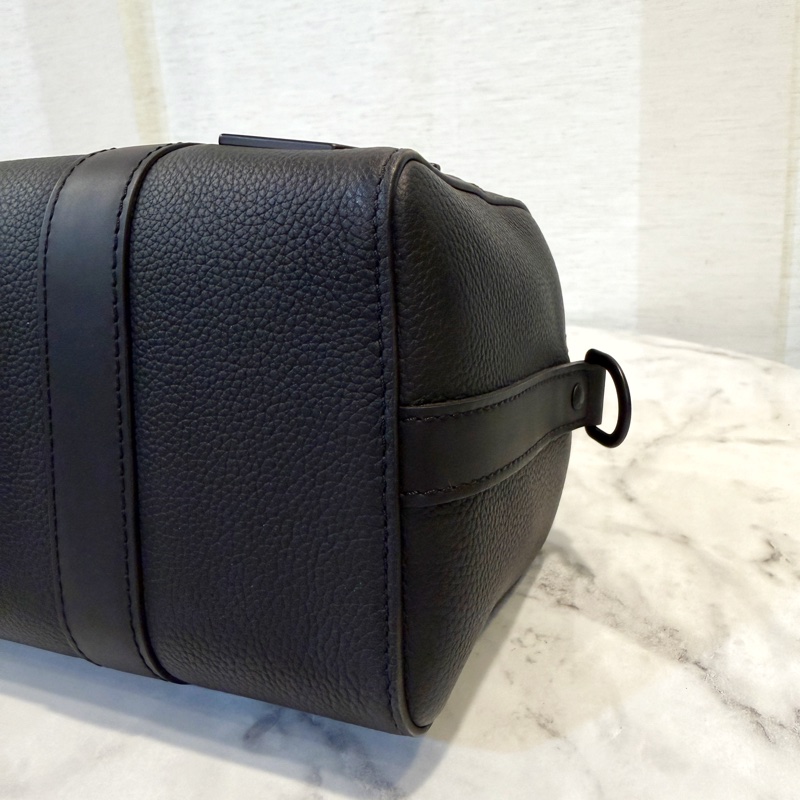 LV 黑牛皮黑釦Keepall 25斜背包-8