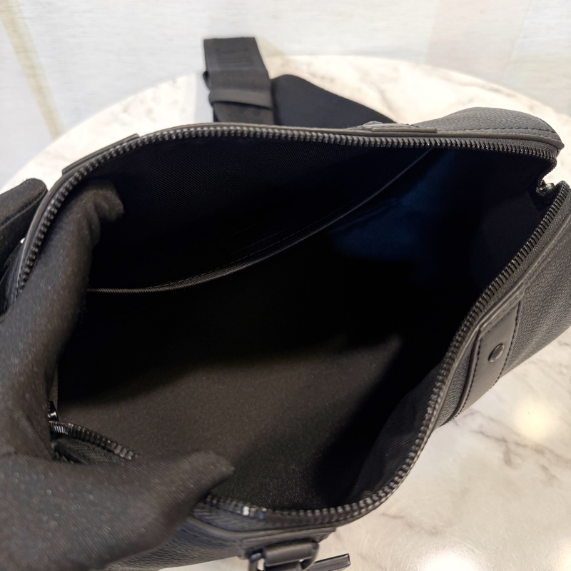 LV 黑牛皮黑釦Keepall 25斜背包-10