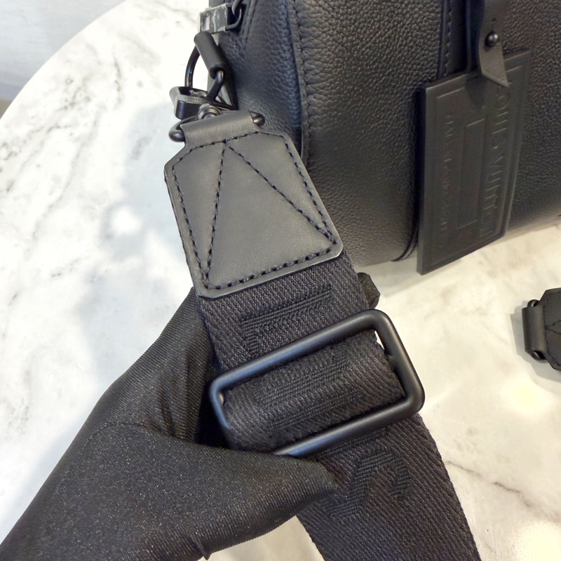 LV 黑牛皮黑釦Keepall 25斜背包-11
