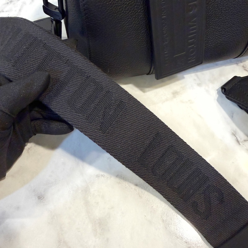 LV 黑牛皮黑釦Keepall 25斜背包-12