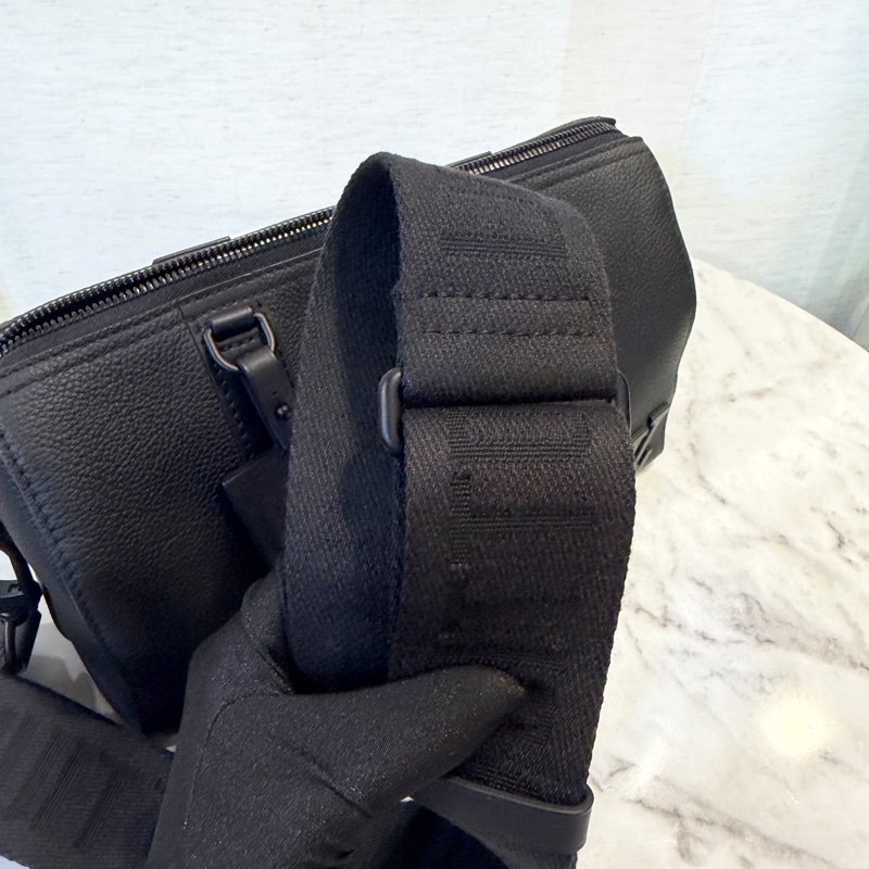 LV 黑牛皮黑釦Keepall 25斜背包-13