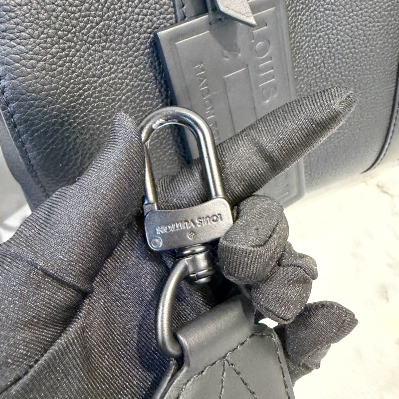 LV 黑牛皮黑釦Keepall 25斜背包-14
