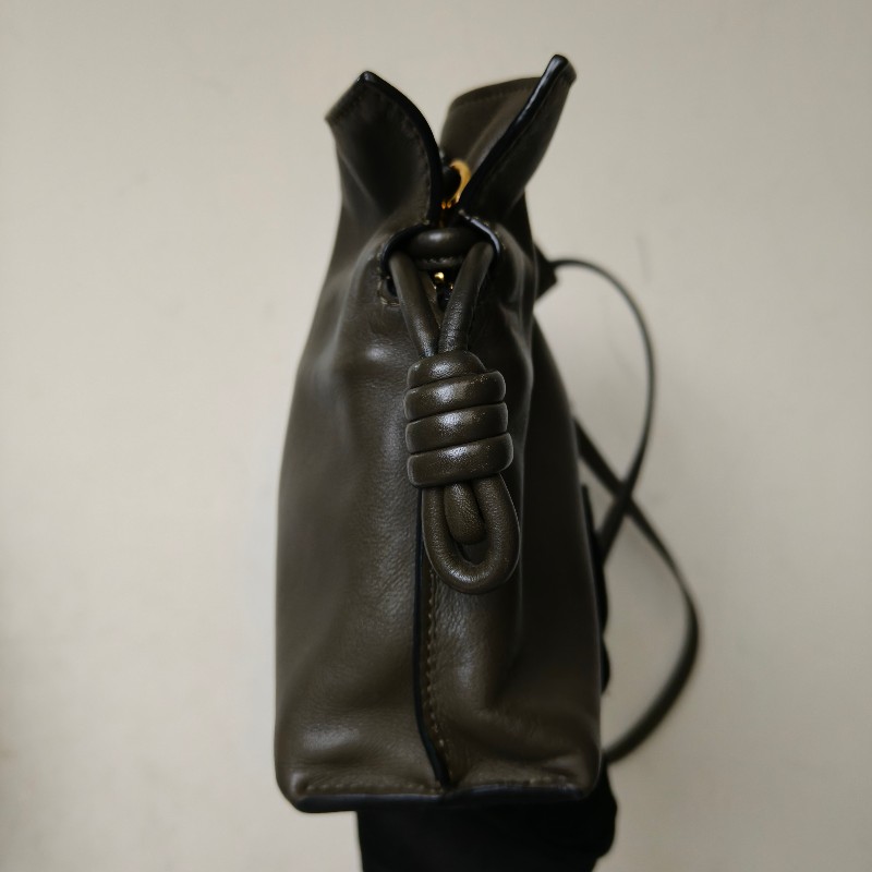 ‼️母親節狂降🫅‼️（原$32800）只到5/10⏰【8成新】㊣✨ LOEWE ✨（附購證/防塵袋）羅威 Flamenco 綠色 小羊皮 束口 福袋包 肩背包 斜背包/二手包/二手精品🌳二手樹屋🌳-3