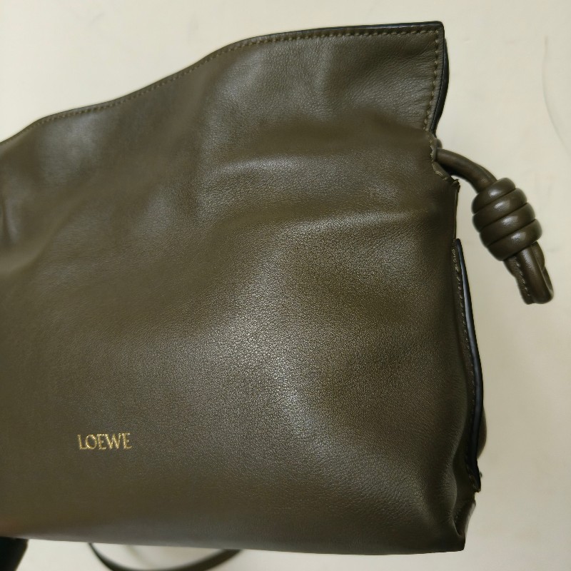 ‼️母親節狂降🫅‼️（原$32800）只到5/10⏰【8成新】㊣✨ LOEWE ✨（附購證/防塵袋）羅威 Flamenco 綠色 小羊皮 束口 福袋包 肩背包 斜背包/二手包/二手精品🌳二手樹屋🌳-15