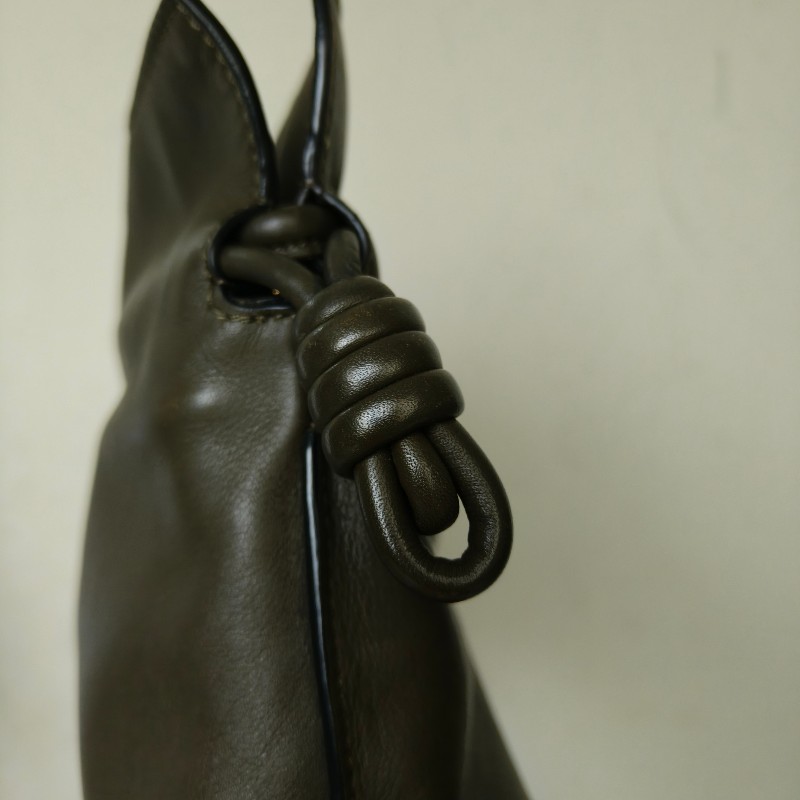 ‼️母親節狂降🫅‼️（原$32800）只到5/10⏰【8成新】㊣✨ LOEWE ✨（附購證/防塵袋）羅威 Flamenco 綠色 小羊皮 束口 福袋包 肩背包 斜背包/二手包/二手精品🌳二手樹屋🌳-17