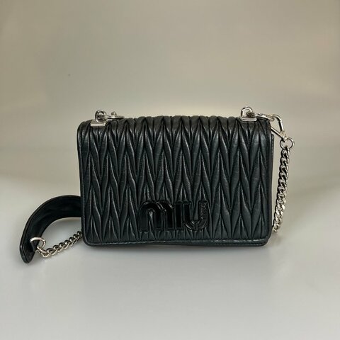 MIUMIU  黑銀褶皺掀蓋斜挎包